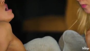 Beauty gets her anal tunnel invaded by a huge knob